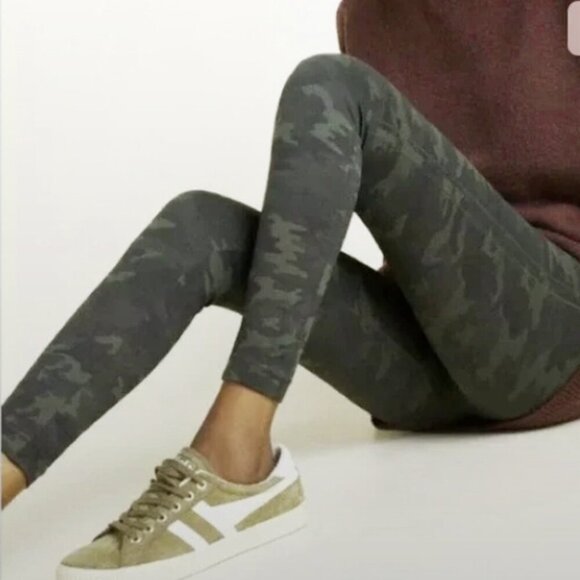 💚 Spanx "Look At Me Now" Seamless Leggings | Green Camo | Size Medium - Picture 1 of 4
